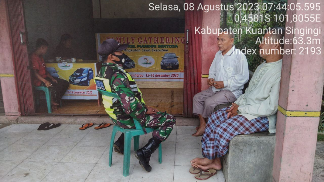 Sertu Heriyus Saputera Anggota  Koramil 06/Cerenti Kodim 0302/Inhu Komsos Dengan Masyarakat Desa Binaan