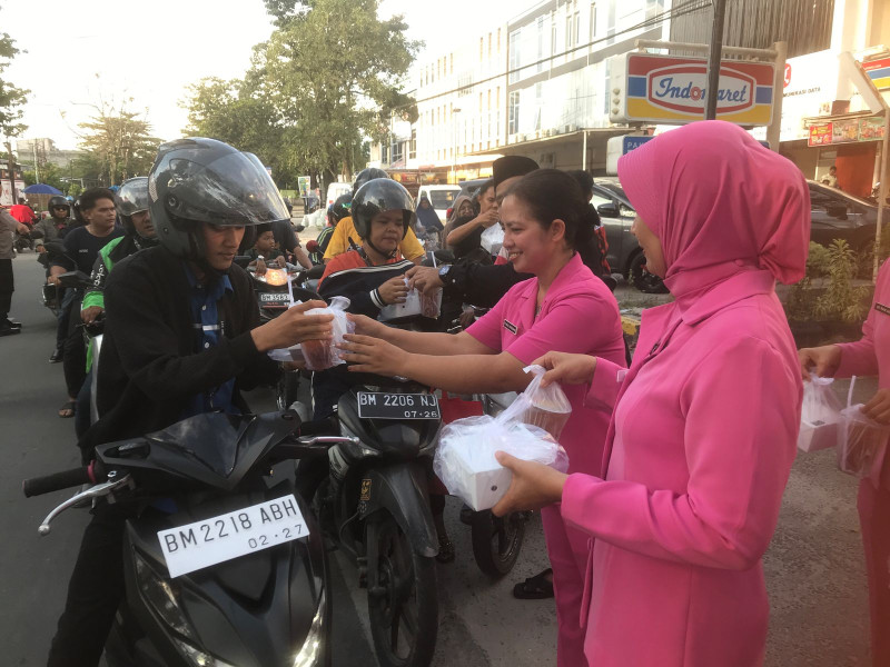 Bentuk Kepedulian, Polsek Sukajadi dan Bhayangkari Berbagi Takjil Gratis