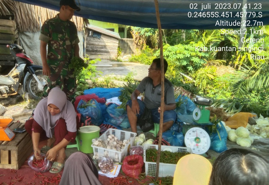 Serda Dumen Siregar Babinsa Koramil 06/Cerenti Kodim 0302/Inhu Pantau Perkembangan Harga Kebutuhan Pokok Diwilayah Teritorialnya