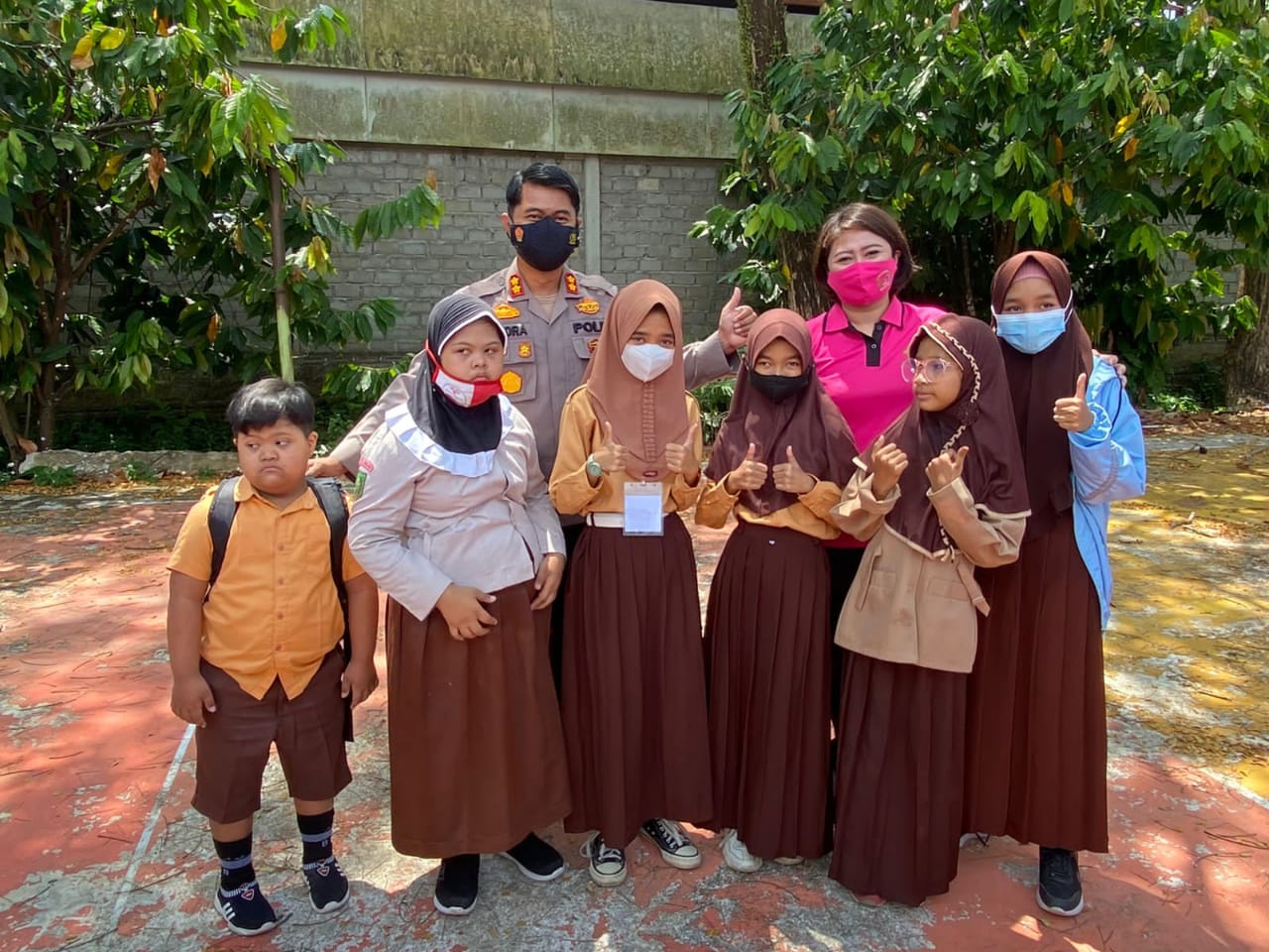 BHAYANGKARI PEDULI, Ketua Bhayangkari Cabang Kuansing dan Pengurus Melaksanakan Bakti Sosial di SLB Desa Jake