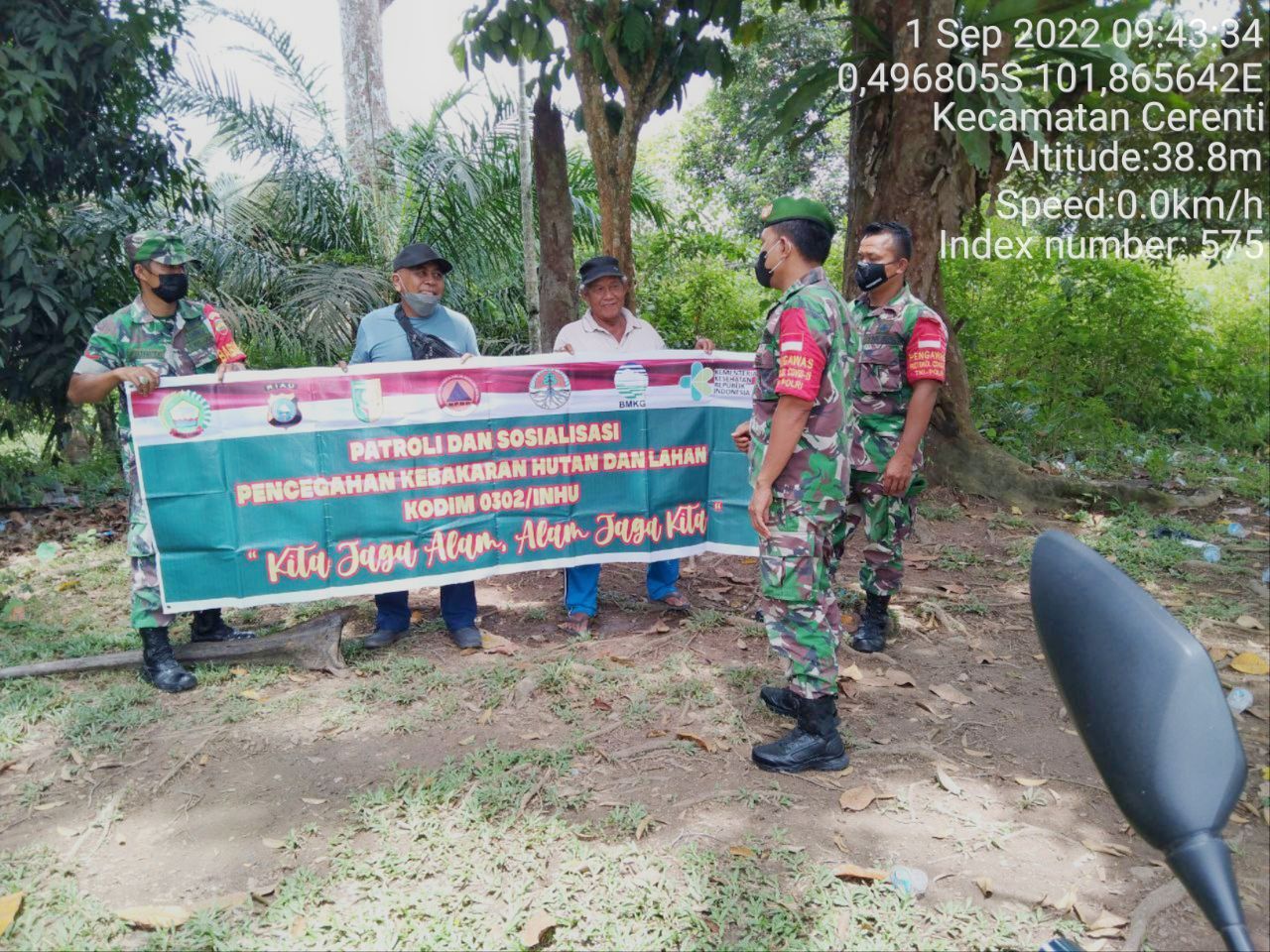 Sertu Efison dan Babinsa Koramil 06/Cerenti Kodim 0302/Inhu Lainnya Laksanakan Patroli Untuk Cegah Kebakaran Hutan Dan Lahan di Wilayah Teritorialnya
