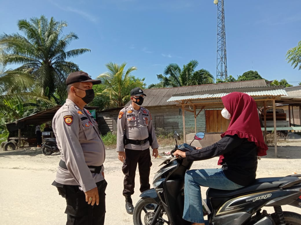 Polsubsektor Pelalawan Pantau Prokes Masyarakat Lalang Kabung