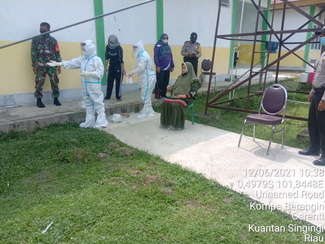 Babinsa 06/Cerenti Dim 0302/Inhu Dan Bhabinkamtibmas Polsek Cerenti Lakukan Pendampingan Swab Ke Warga