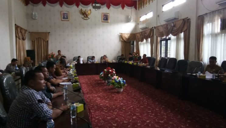 Rapat Dengar Pendapat Antara PUK SPTI dan PKS Kalsa Kabun di DPRD Rohul Berujung Kekecewaan