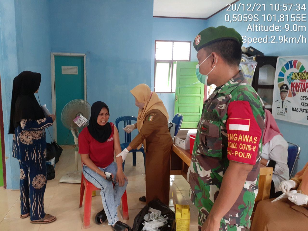 Babinsa Koramil 06/Cerenti Kodim 0302/Inhu  Pantau Dan Dampingi Pelaksanaan Vaksin CovID-19 di Ketaping Jaya Kecamatan Inuman