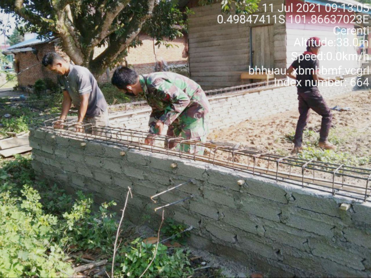 Kopda Junedi, Babinsa Desa Kampung Baru, Bantu Masyarakat Desa Binaan Melanjutkan Pembangunan Rumah Warga