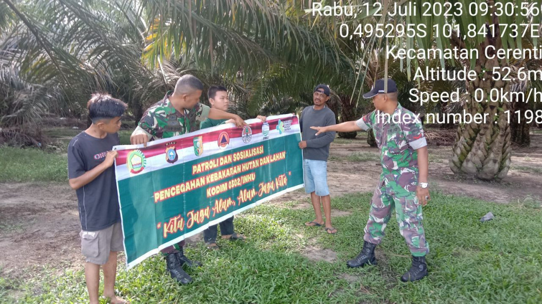 Kopda Junedi Babinsa Koramil 06/Cerenti Kodim 0302/Inhu Laksanakan Patroli Untuk Cegah Kebakaran Hutan Dan Lahan di Desa Kompe Berangin Kecamatan Cerenti