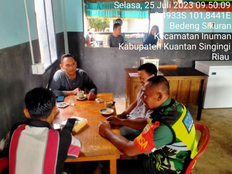 Jalin Silaturahmi Dengan Baik, Didesa Bedeng Sikuran Kecamatan Inuman Babinsa Koramil 06/cerenti Kodim 0302/Inhu Sertu Firman Komsos Dengan Warga Desa Binaan Memberikan Pengertian Tentang Pentingnya Menjaga Keamanan Lingkunga