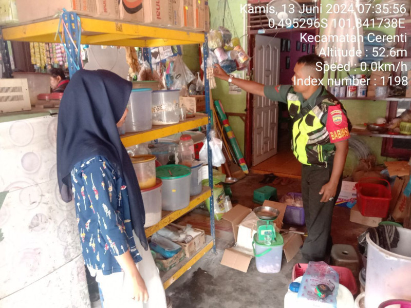 Di Desa Kompe Berangin, Kopda Junedi Anggota Babinsa Koramil 06/Cerenti Kodim 0302/Inhu Cek Harga Sembako Di Toko Dan Kios Kios Milik Warga