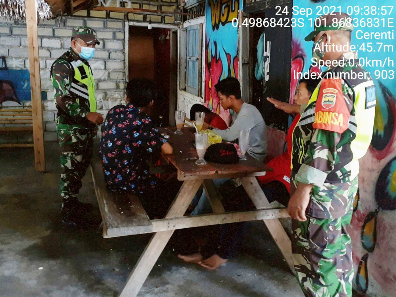 Babinsa Koramil 06/ Cerenti  Kodim 0302/ Inhu Himbau Warga Masyarakat Akan Pentingnya Penegakkan Protokol Kesehatan di Kelurahan Pasar Cerenti