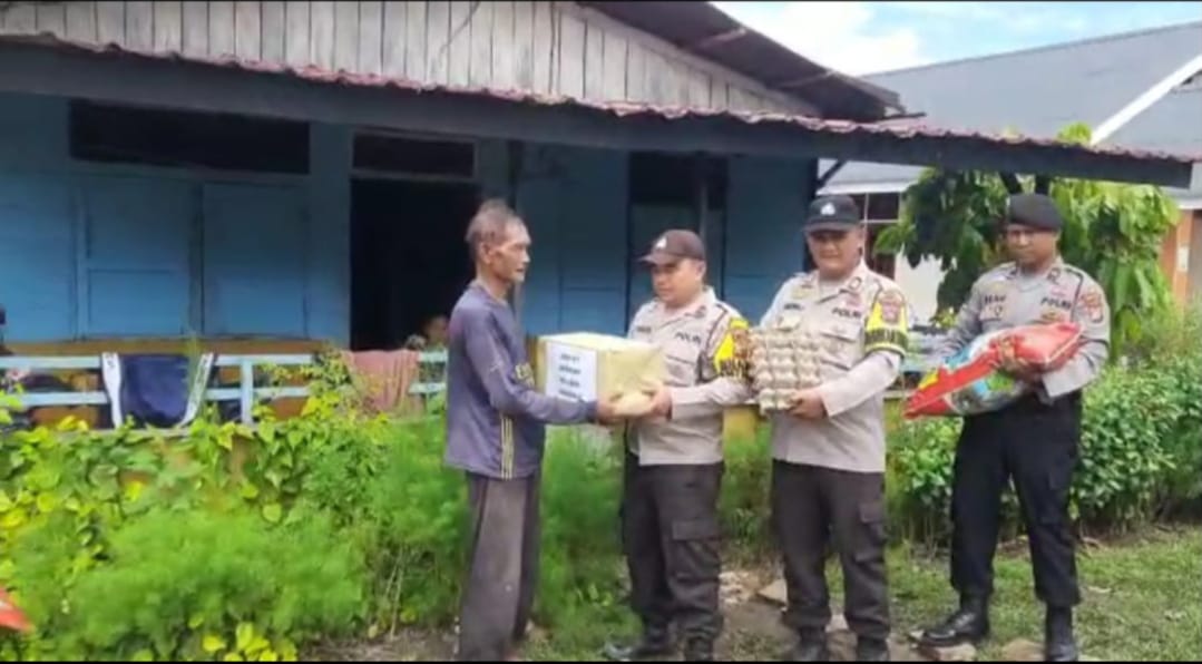 Personel Polsek Mandau Berikan Bantuan Sembako kepada Warga Talang Mandi