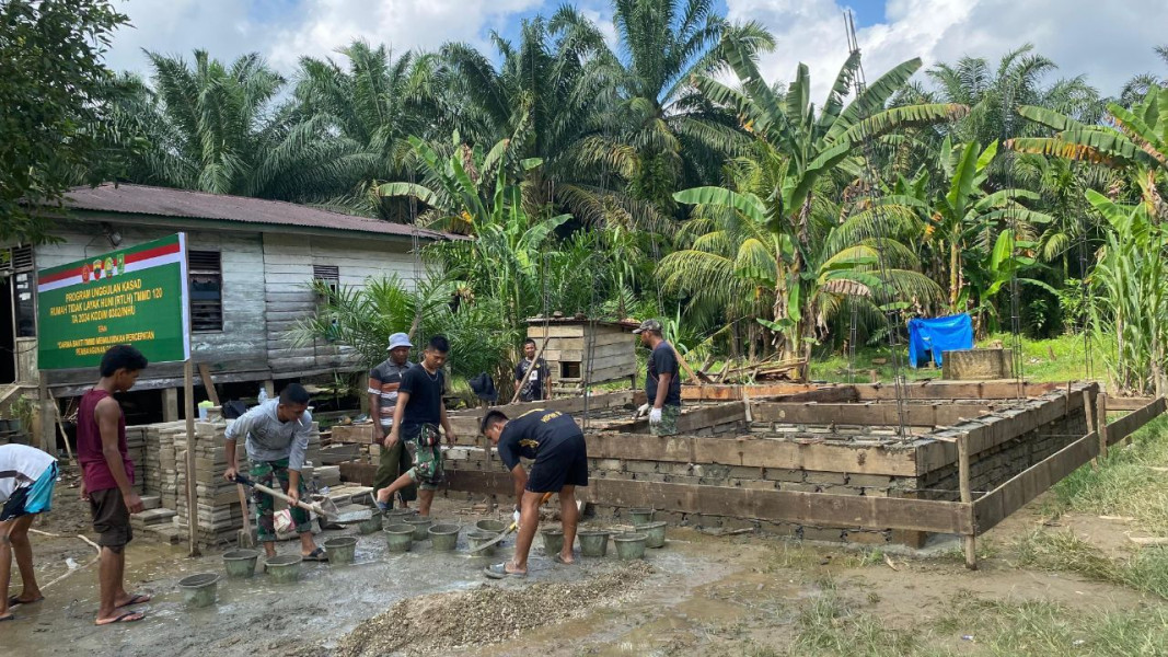 Babinsa Membantu Pelaksanaan Program TMMD Ke-120 Kodim 0302/Inhu Korem 031/WB Di Desa Redang Dalam Kegiatan Pembangunan Rumah