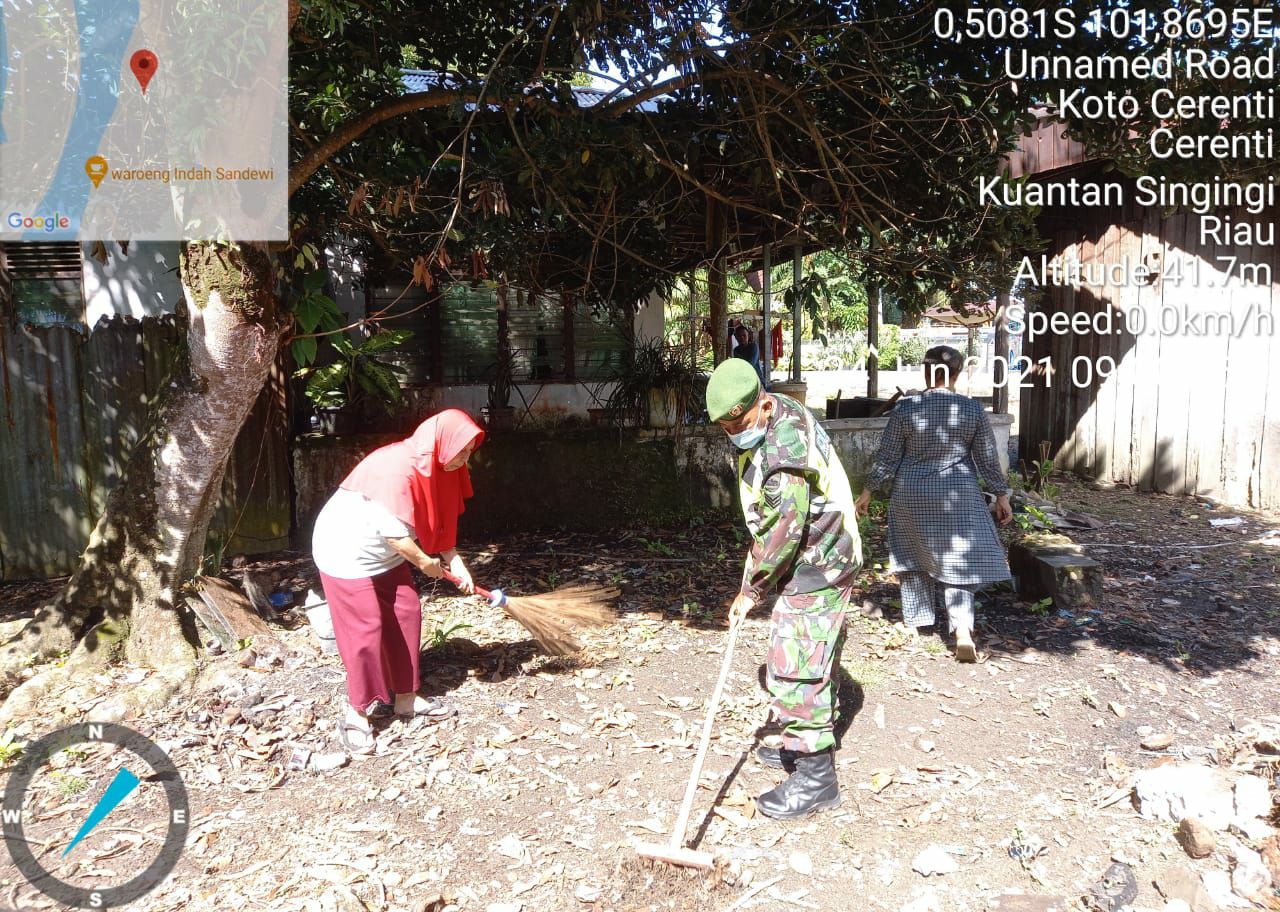 Peduli Lingkungan Sehat, Babinsa Bersama Warga Bersihkan Pekarangan Rumah Warga