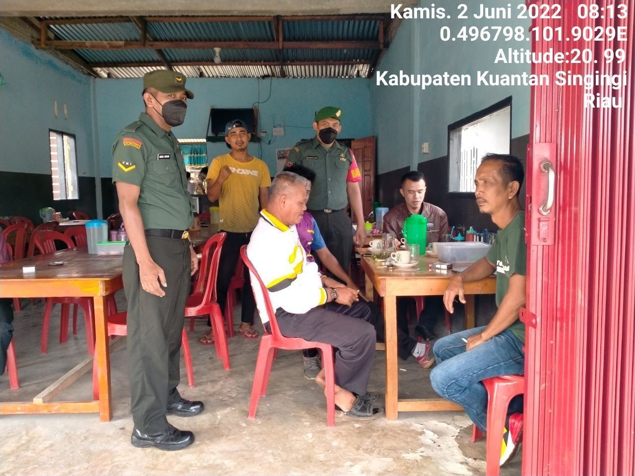 Babinsa Koramil 06/Cerenti Kodim 0302/Inhu Sosialisasi Disiplin Prokes Di Warung Kopi di Kampung Baru Koto