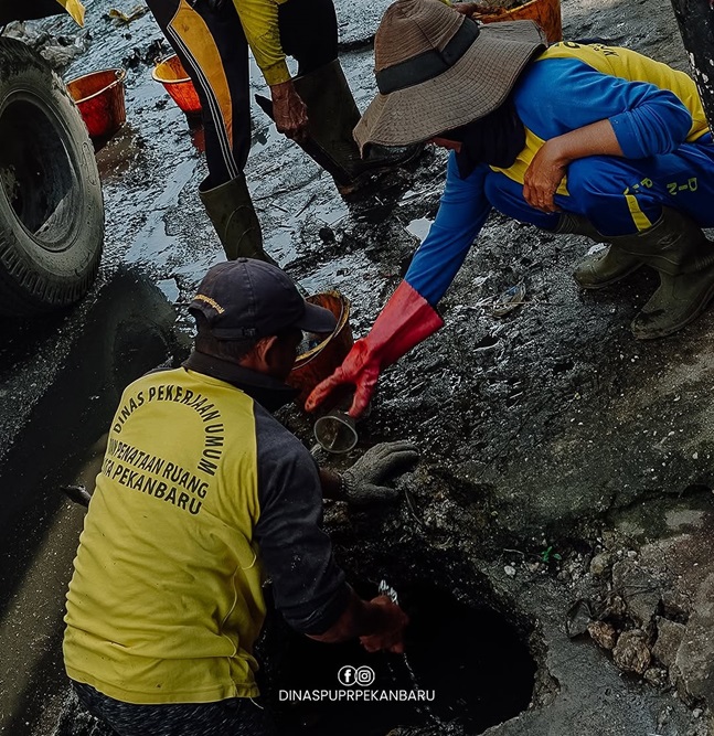 PUPR Kota Pekanbaru Normalisasi Drainase di Jalan HR Soebrantas Panam