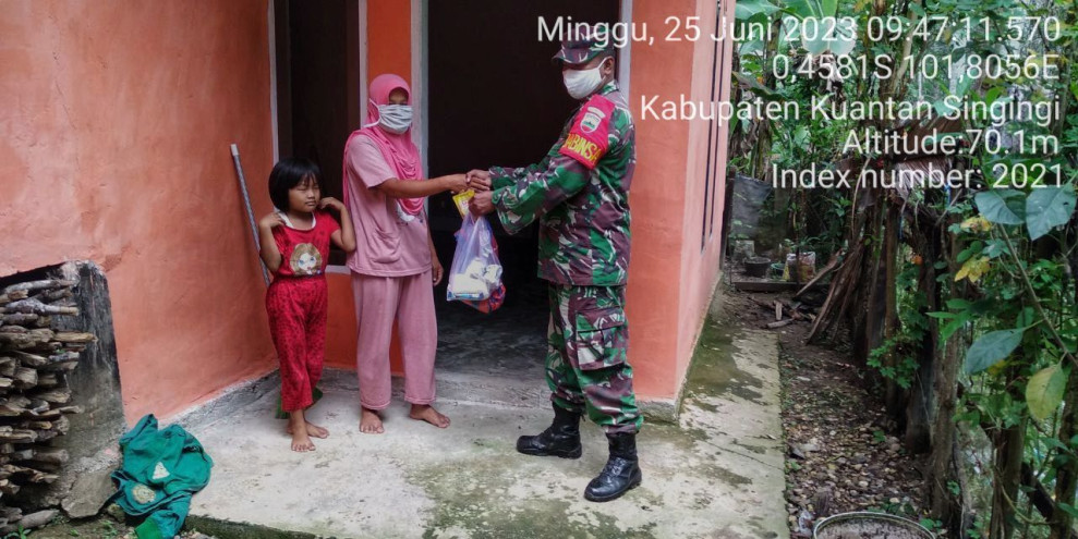 Babinsa Koramil 06/Cerenti Kodim 0302/Inhu Memberi Bantuan Sembako Untuk Masyarakat Desa Pulau Sipan