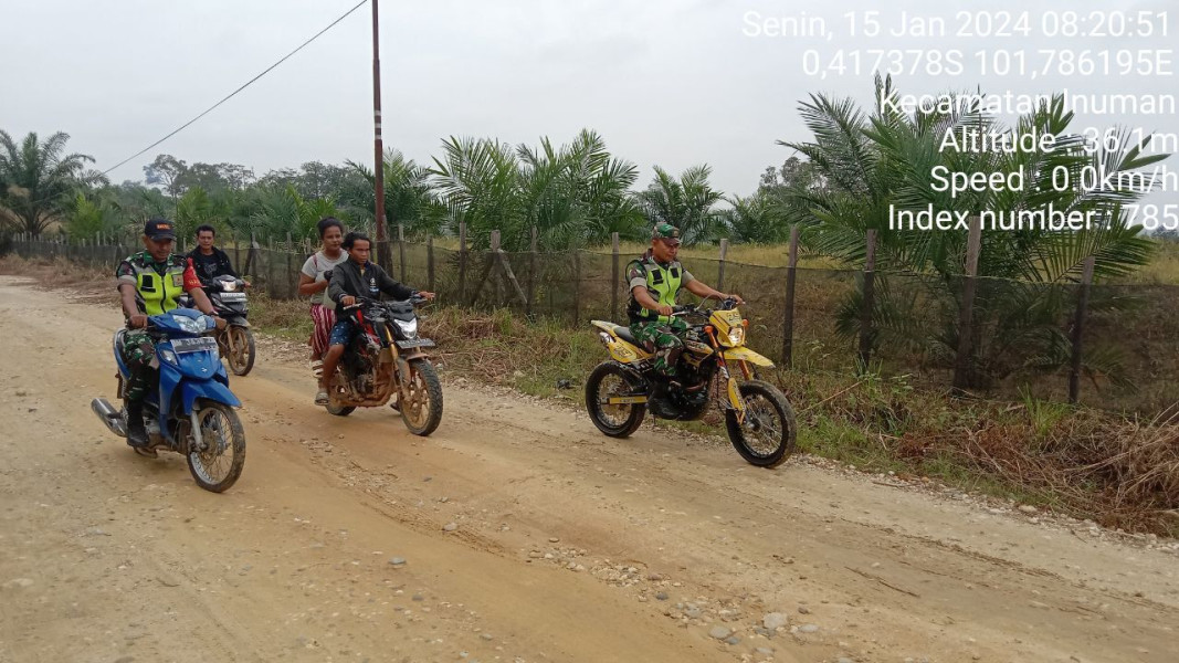 Di Desa Banjar Nantigo Babinsa Koramil 06/Cerenti Kodim 0302/Inhu Tingkatkan Patroli Karlahut Dan Sekaligus Sosialisasi
