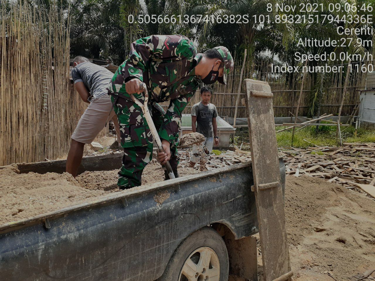 Babinsa Koramil 06/Cerenti Dim 0302 Inhu Bantu Warga di Desa Bedeng Sikuran Kecamatan Inuman