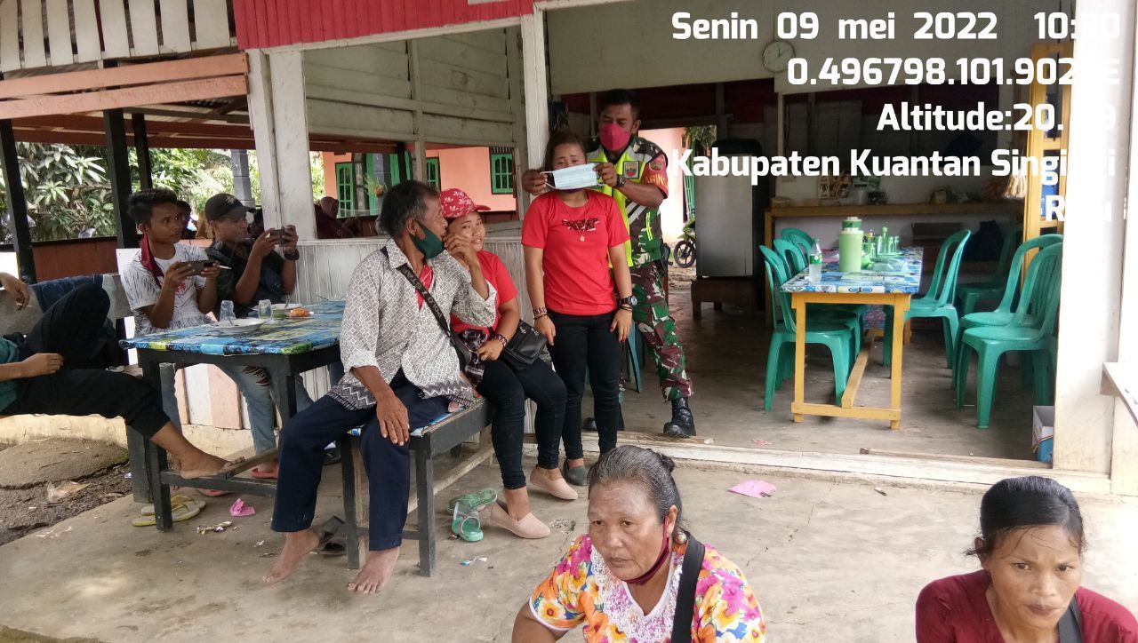 Babinsa Kopda Mohammad Soleh, Bagikan Masker Kepada Warga Binaan di Desa Pesikaian