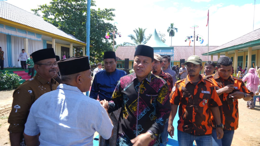 Hadiri Doa Kuburan,  Suhardiman Jalan Teratak Baru Segera Di Aspal