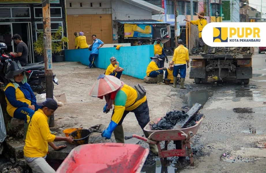 The Superteam Pasukan Kuning Tim OP Bina Marga Bersihkan Drainase Jalan Ahmad Dahlan untuk Cegah Banjir