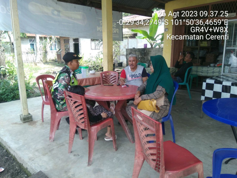 Babinsa Koramil 06/Cerenti Kodim 0302/ Inhu Kopda Mohamad Soleh Laksanakan Komsos Dengan Warga Desa Kompe Berangin Kecamatan Cerenti Kabupaten Kuansing