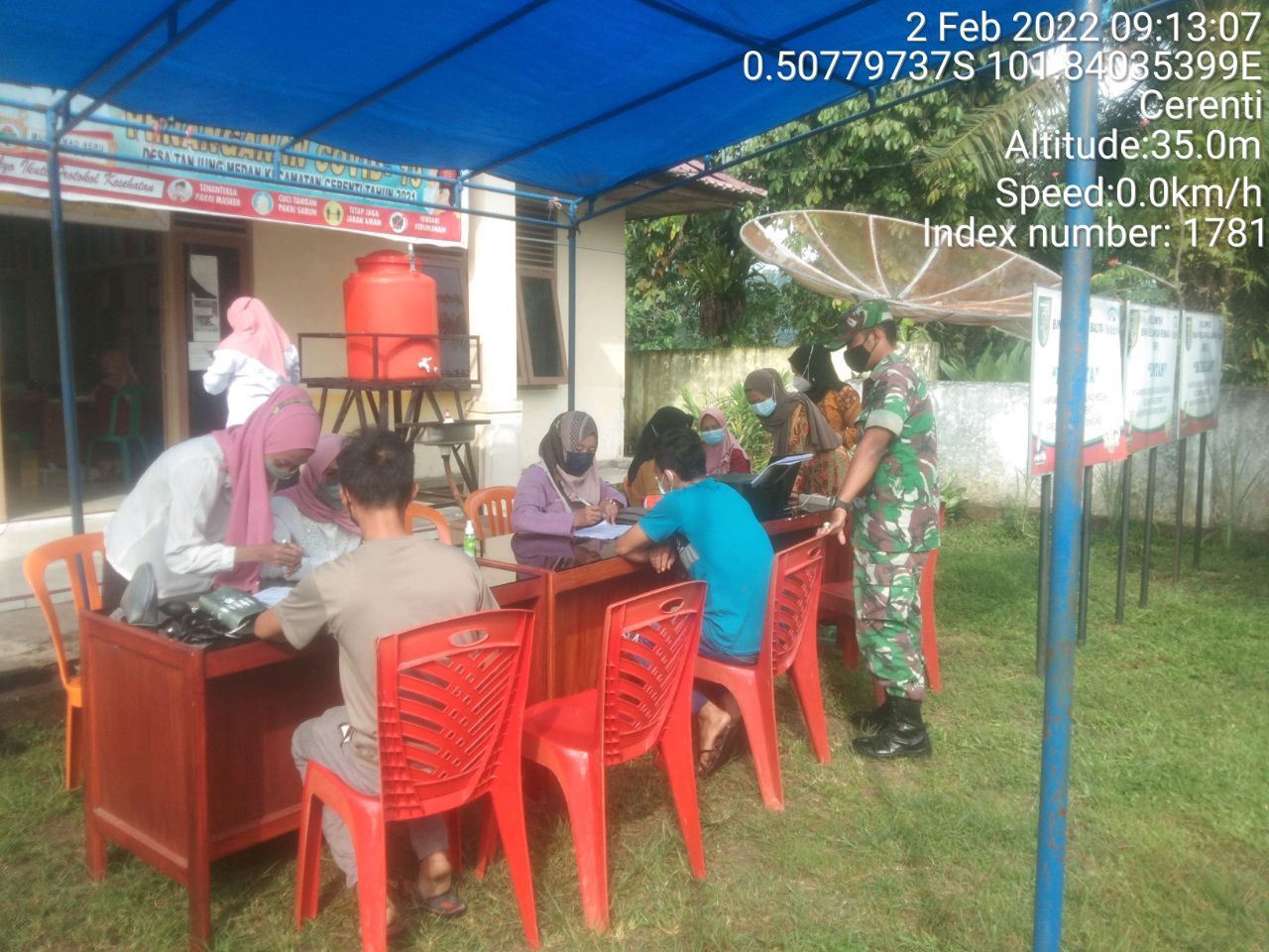 Babinsa Koramil 06/Cerenti Kodim 0302/Inhu Lakukan Pendampingan Vaksinasi Di Desa Tanjung Medan Kecamatan Cerenti Kabupaten Kuansing