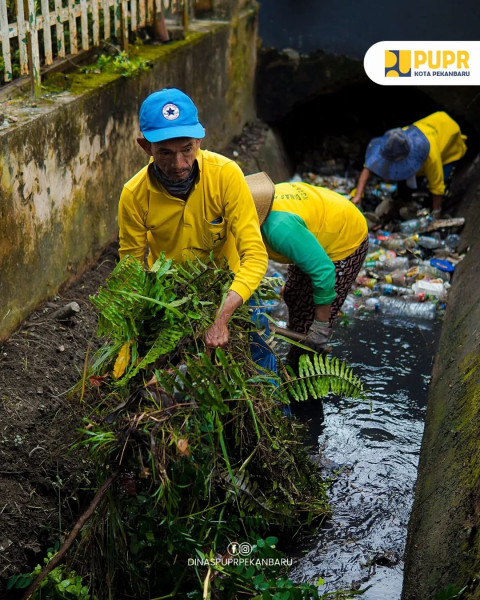 Dinas PUPR Pekanbaru Bersihkan Drainase Jalan Cut Nyak Dien dari Sampah