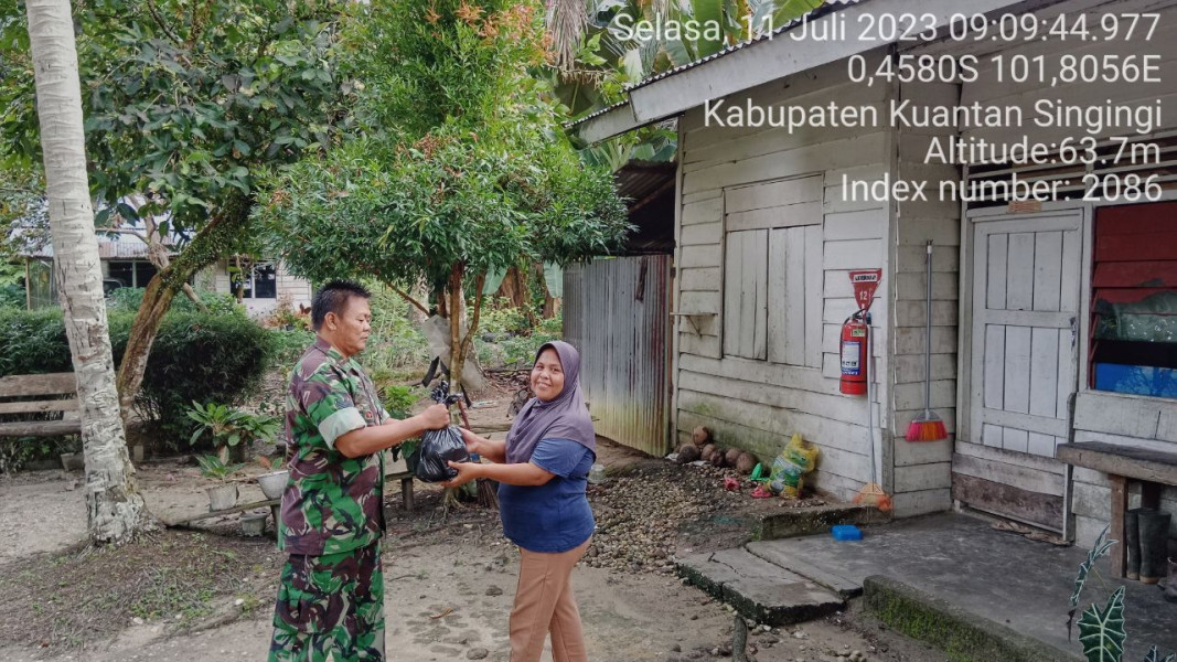 Babinsa Koramil 06/Cerenti Kodim 0302/Inhu Memberi Bantuan Sembako Untuk Masyarakat Kurang Mampu di Desa Pulau Sipan Kecamatan Inuman