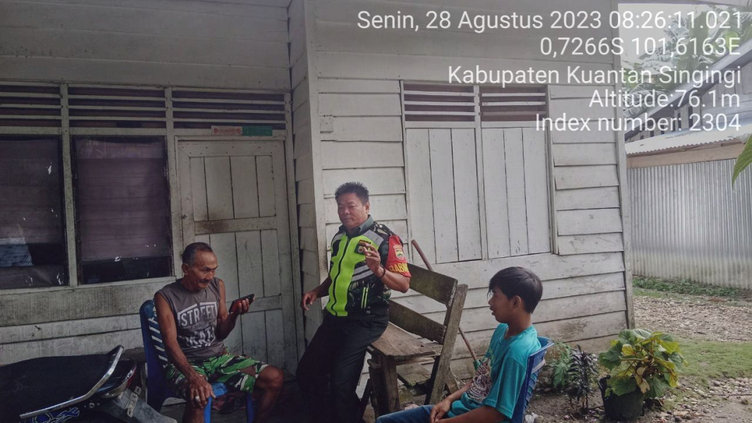 Babinsa Koramil 06/Cerenti Kodim 0302/Inhu Komsos Dengan Masyarakat Desa Binaan Kecamatan Inuman Kabupaten Kuansing