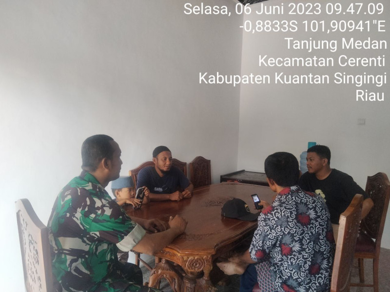 Babinsa Koramil 06 /Cerenti Kodim 0302/Inhu Komsos Dengan Warga Desa Tanjung Medan Kecamatan Cerenti Kabupaten Kuansing