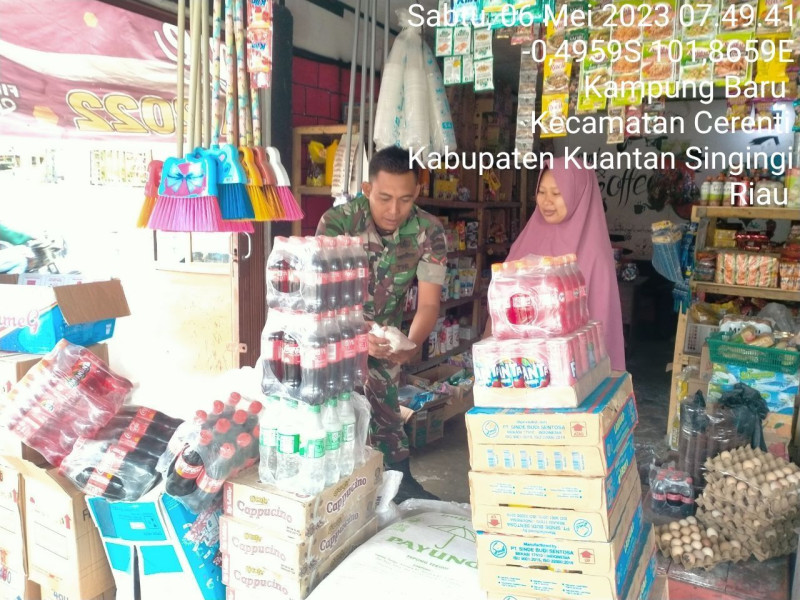 Babinsa Koramil 06/Cerenti Kodim 0302/Inhu Pantau Perkembangan Harga Kebutuhan Pokok Di Wilayah Kecamatan Cerenti Kecamatan Cerenti