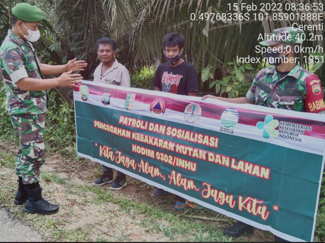 Di musim Panas, Babinsa Koramil 06/Cerenti Kodim 0302/Inhu Laksanakan Patroli Untuk Cegah Kebakaran Hutan Dan Lahan di Desa Kampung Baru Kecamatan Cerenti