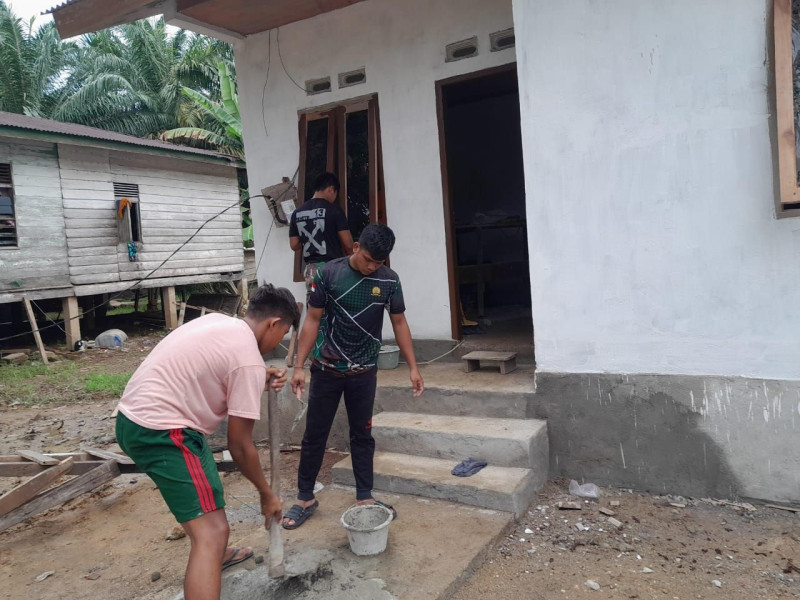 Pembangunan Rumah Tidak Layak Huni (RTLH) Satgas TMMD Ke- 120 Kodim 0302/Inhu Dalam Tahap Pemasangan Jendela Pintu Dan Pengecatan