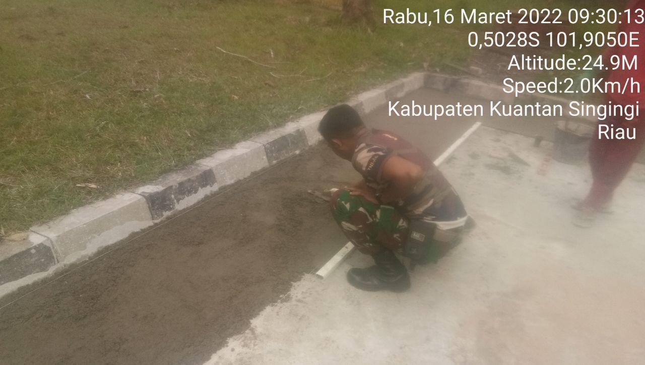 Babinsa Koramil 06/Cerenti Kodim 0302/Inhu Bantu Plaster Teras Rumah Warga Di Desa Pesikaian