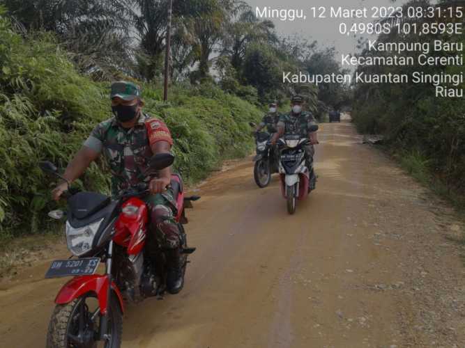 Babinsa Koramil 06/Cerenti Kodim 0302/Inhu,Kopda Muhamad Soleh Bersama Babinsa Lainnya Laksanakan Patroli Untuk Cegah Kebakaran Hutan Dan Lahan