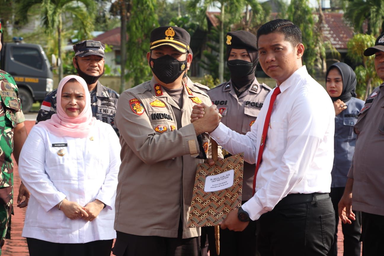 Berhasil Ungkap Banyak Kasus, AKBP Indra Wijatmiko Beri Penghargaan kepada Personel Polres Bengkalis dan Pegawai Imigrasi 