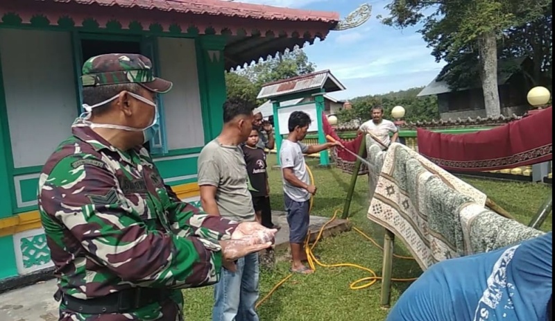 Babinsa Koramil 01/Bkn Gotong Royong Bersihkan Karpet Masjid di Desa Pulau Terap
