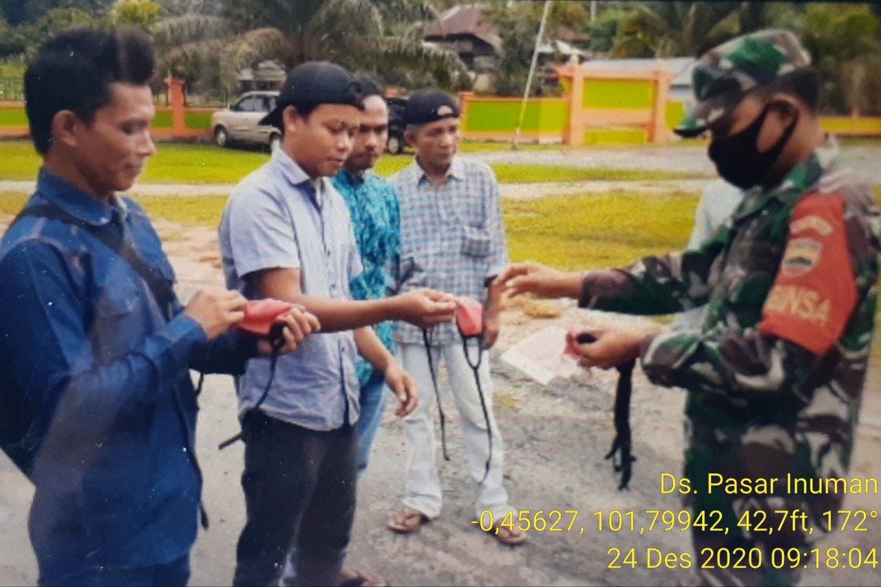 Babinsa Koramil 06/Cerenti Dim 0302/Inhu Bagikan Masker Upaya Memberikan Kesadaran Kepada Warga