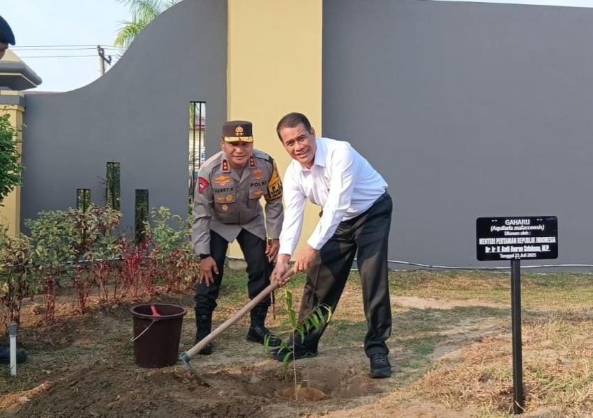 Mentan Tanam Pohon Gaharu di Mapolda Riau, Dorong Program Ketahanan Pangan dan Lingkungan