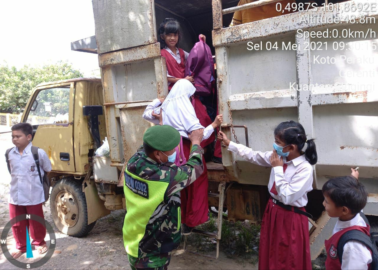 Sayangi Generasi Penerus, Babinsa Bantu Murid SD 001 Koto Peraku Cerenti Naik Mobil Angkutan