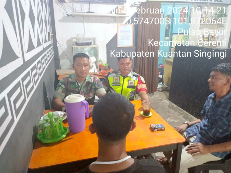 Pratu Teguh Mulya Babinsa Koramil 06/ Cerenti Kodim 0302/Inhu  Melakukan Kegiatan Komsos Dengan Masyarakat  Desa Binaan