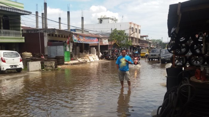 Rumah Terendam Luapan Sungai Siak, Warga Kelurahan Sri Meranti Masih Bertahan