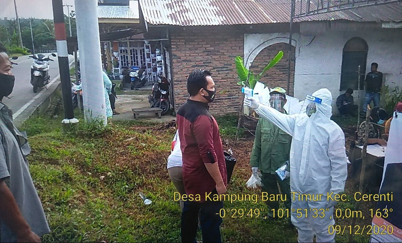 Babinsa Koramil 06/Cerenti Dim 0302/Inhu Bersama Cek Suhu Tubuh Masyarakat Di TPS Sebelum Pencoblosan