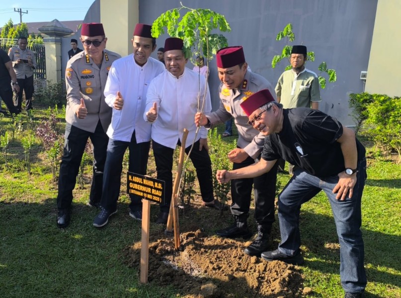 Semangat Hijau di Polda Riau: Aksi Tanam Pohon Libatkan Tokoh Agama dan Akademisi