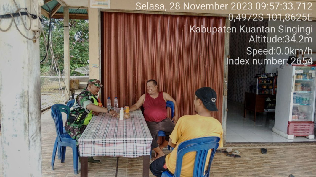 Serka Heriyus Saputera, Anggota Babinsa Koramil 06/Cerenti  Kodim 0302/Inhu  Lakukan Komsos Di Kampung Pancasila Desa Bedeng Sikuran