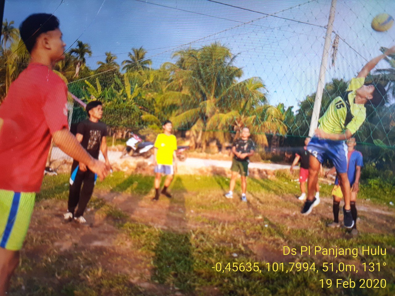Babinsa Koramil 06/Cerenti Dim 0302/Inhu Sertu Efison Bermain Bola Volly Bersama Pemuda Desa Pulau Panjang Hulu.