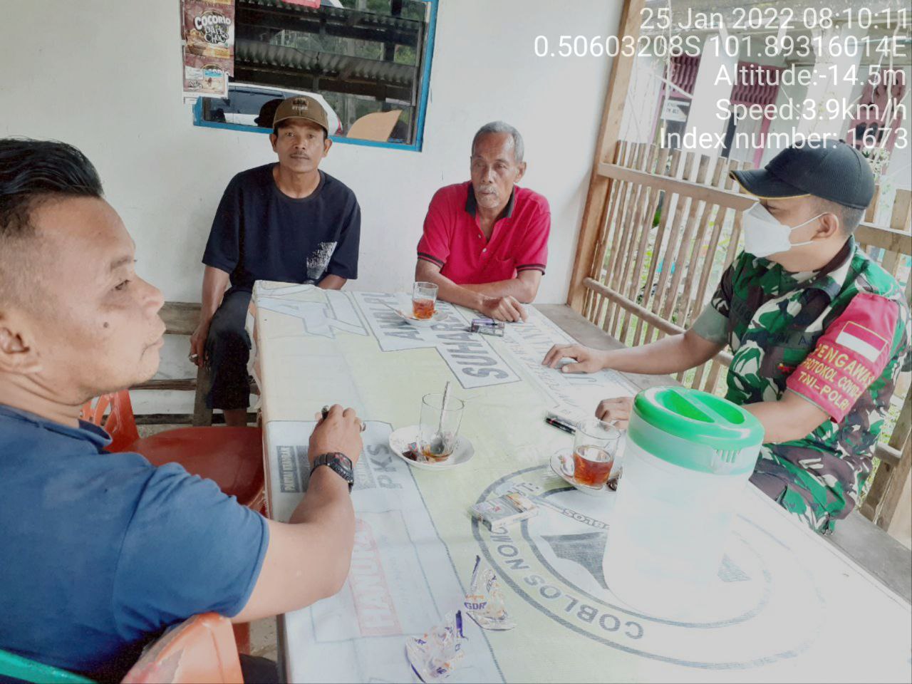 Babinsa Koramil 06/Cerenti  Dim 0302/Inhu Komsos Dengan Warga Desa Pulau Busuk Kecamatan Inuman Kabupaten Kuansing