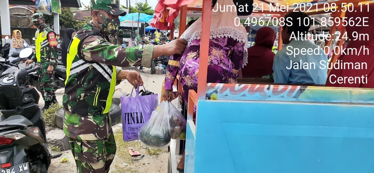 Babinsa Koramil 06/Cerenti Kodim 0302/Inhu Membantu Menaikkan Nenek Di Atas Becak  