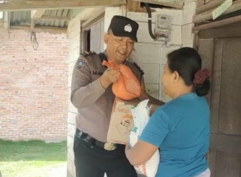 Warga Kurang Mampu di Desa Bukit Kerikil Dapat Bantuan Sembako dari Polsek Bukit Batu